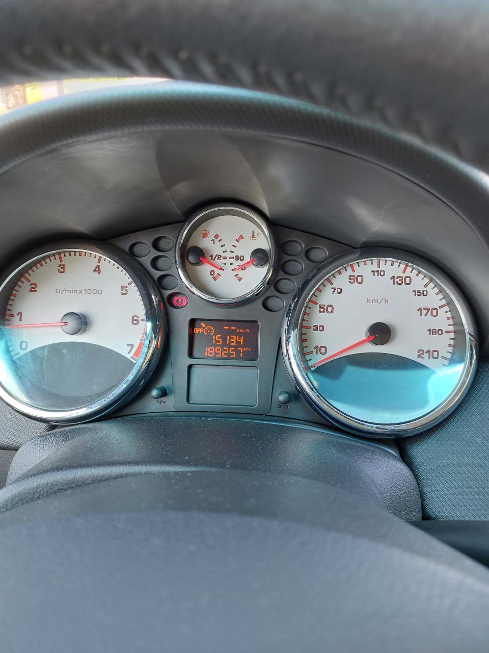 Peugeot 207 bj 2010  1600 euro