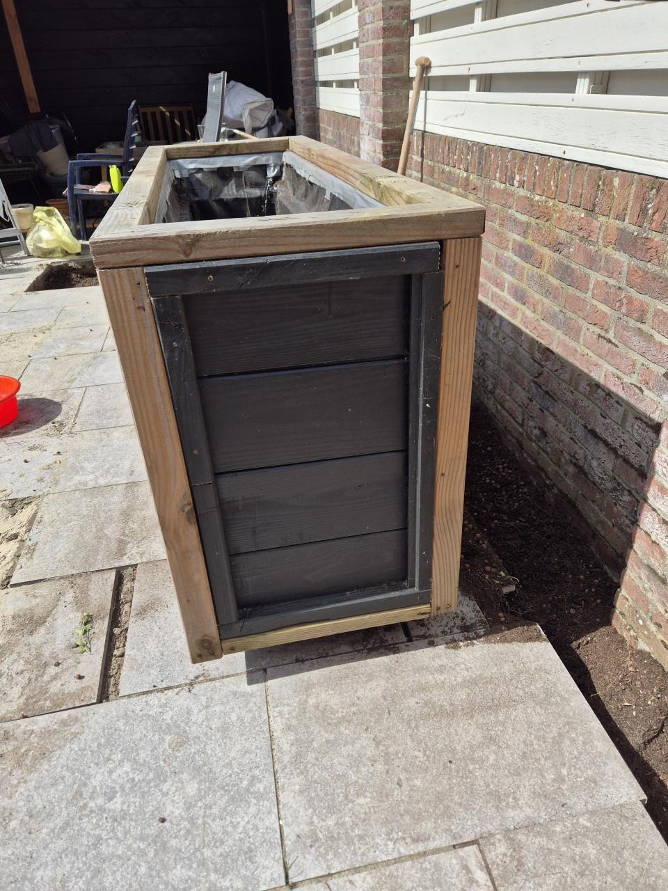 Mooie bloemen/plantenbak op wielen