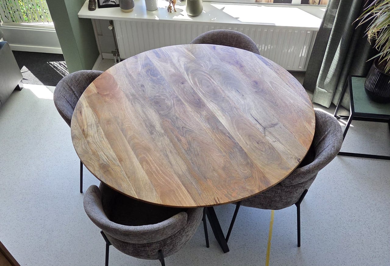 Tafel/eethoek met 4 stoelen. 140cm. zgan