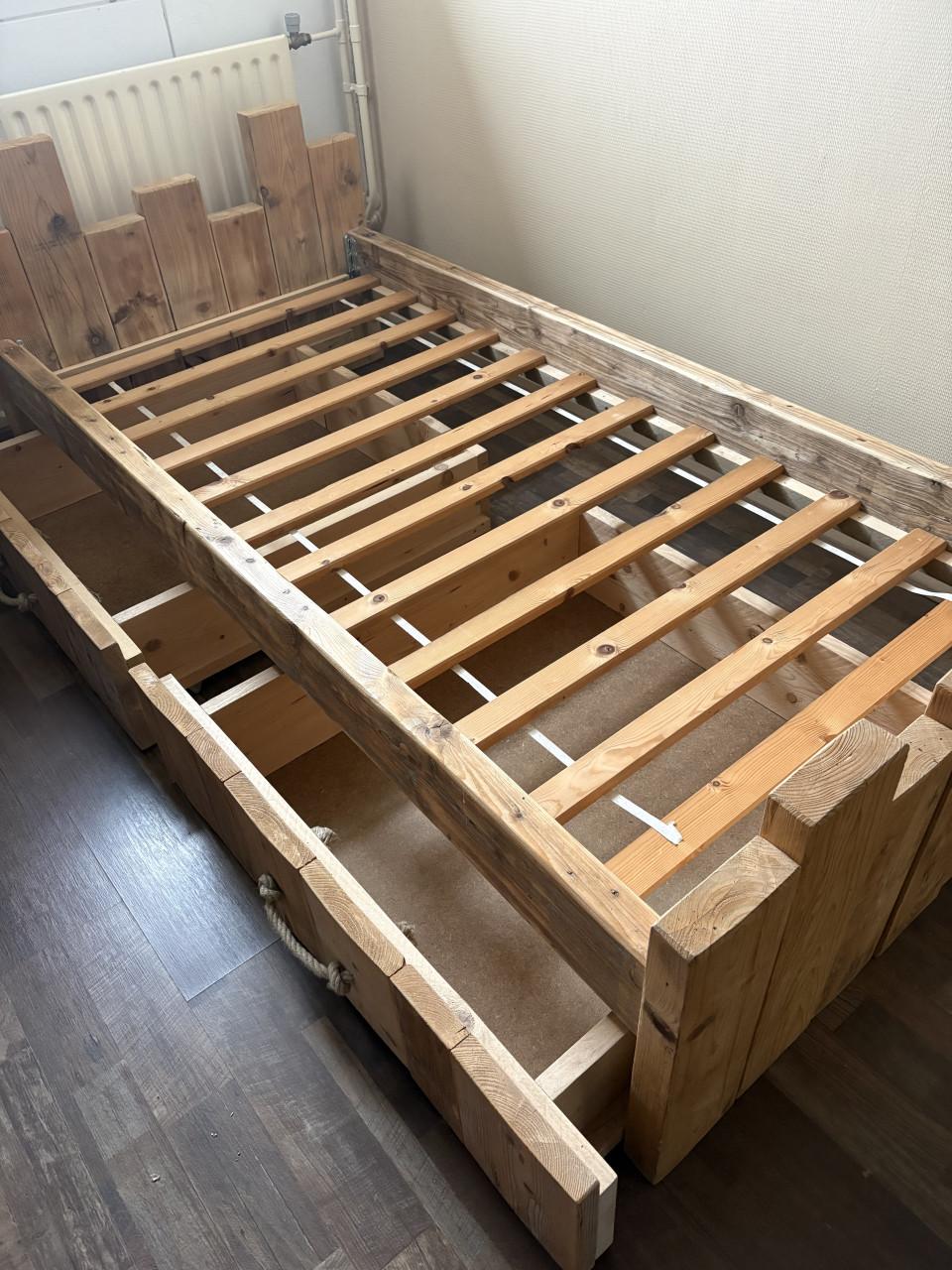 Eenpersoons bed steigerhout