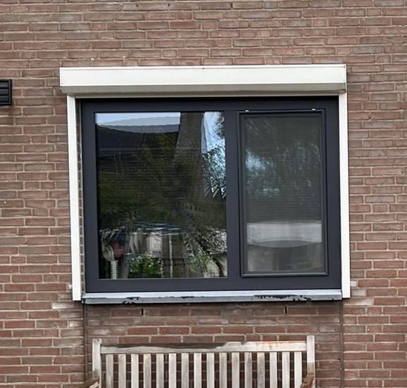 Tweedehands opbouw elektrisch rolluik met Somfy afstandsbediening