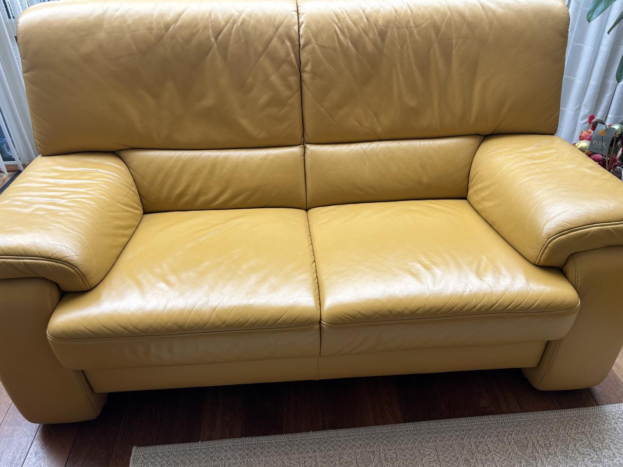 Te koop okergeel bankstel 2,5 en 2 zits