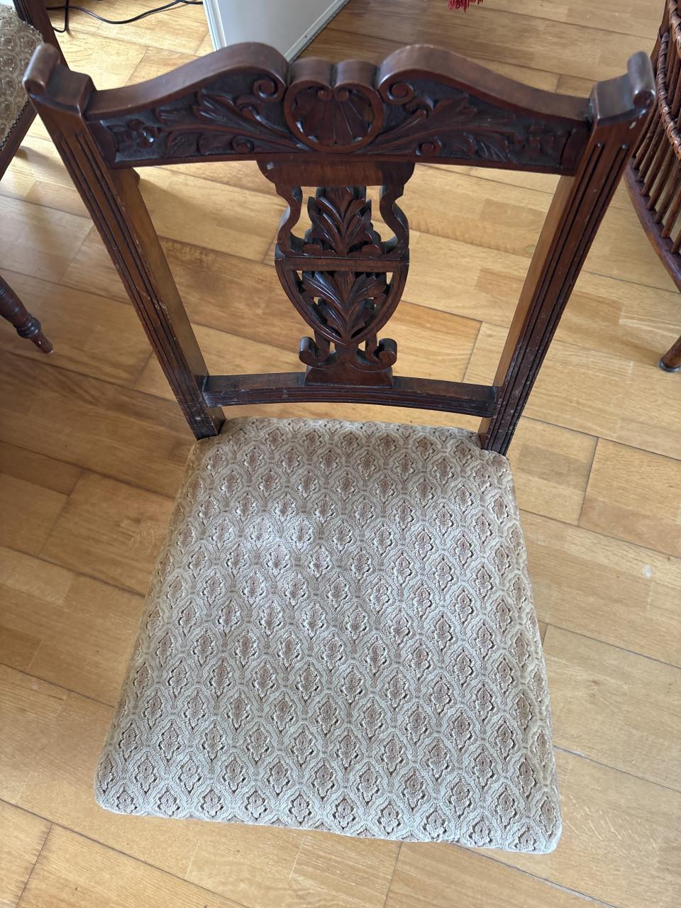 Antieke tafel met 6 stoelen