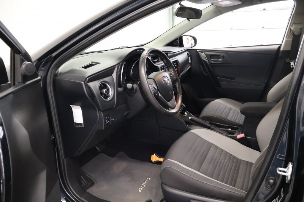 Toyota Auris 1.8 hybrid lease