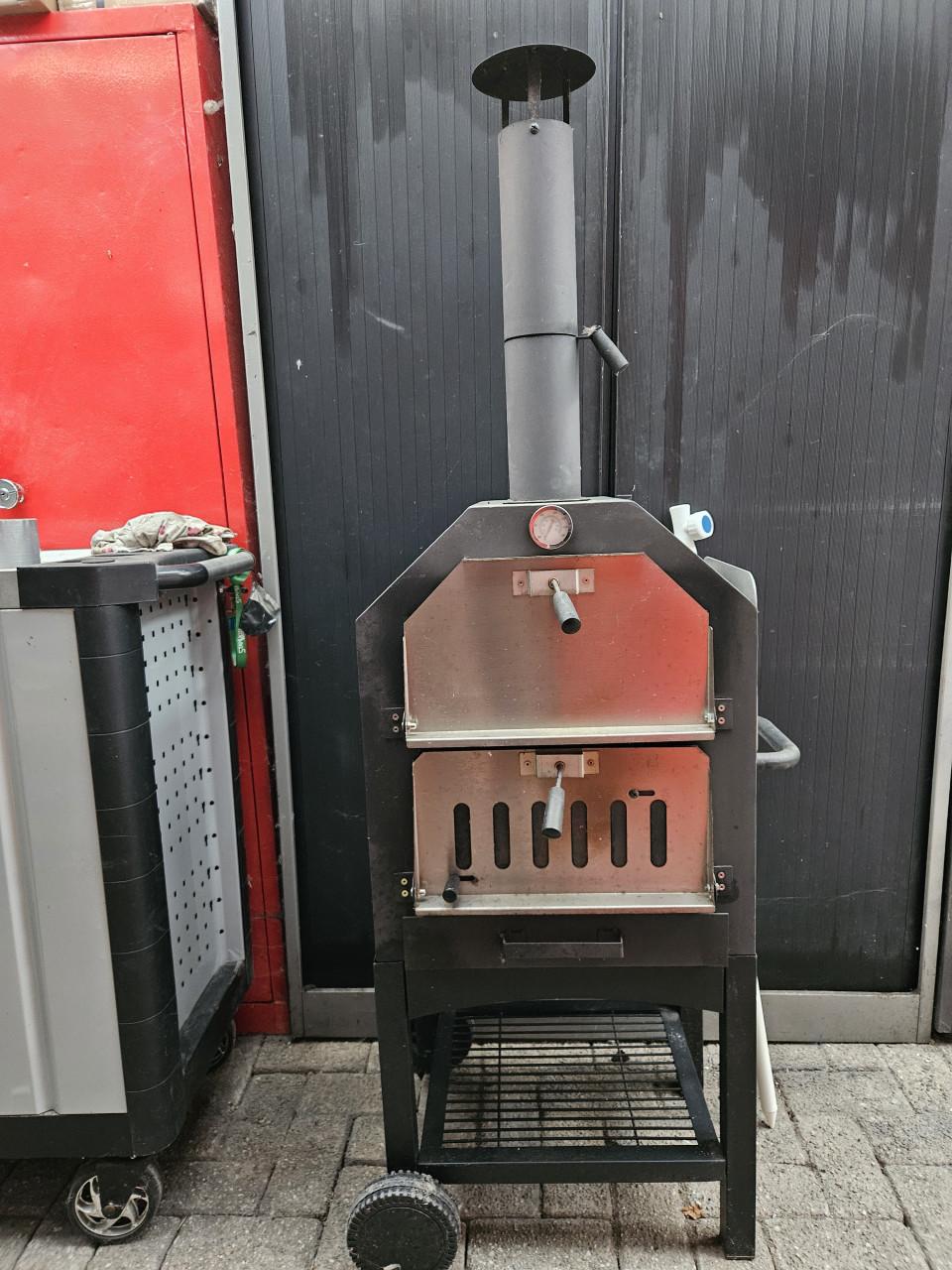 Barbecue met pizzaoven