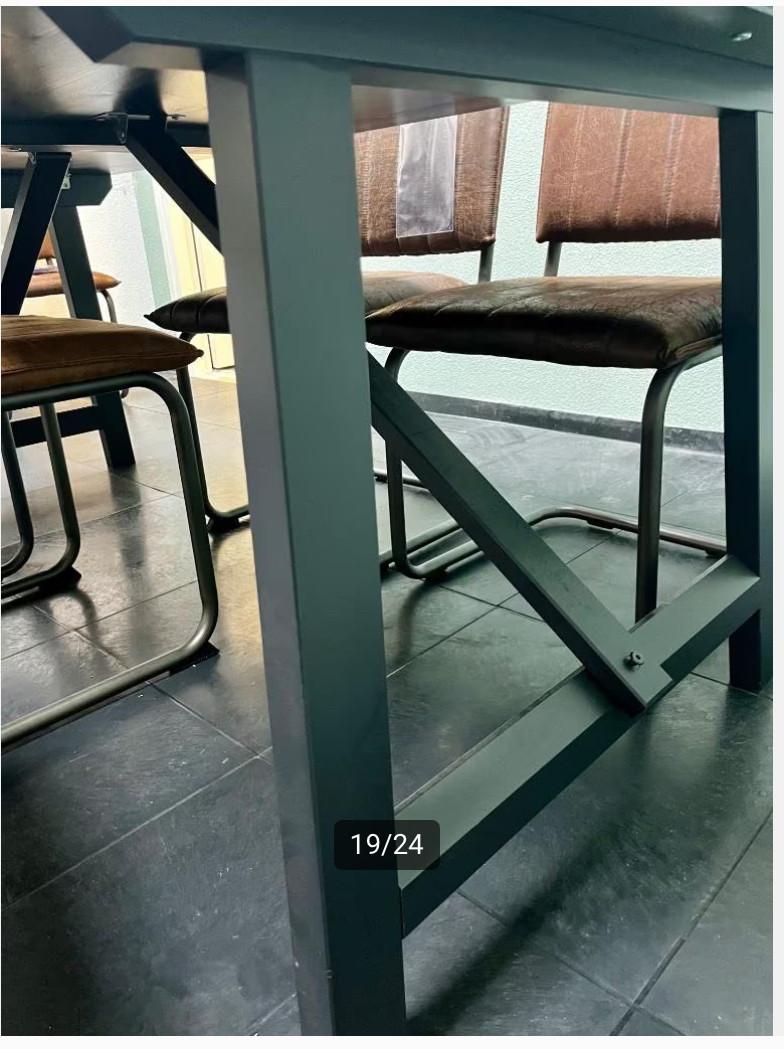 Nieuwe tafel met 8 stoelen