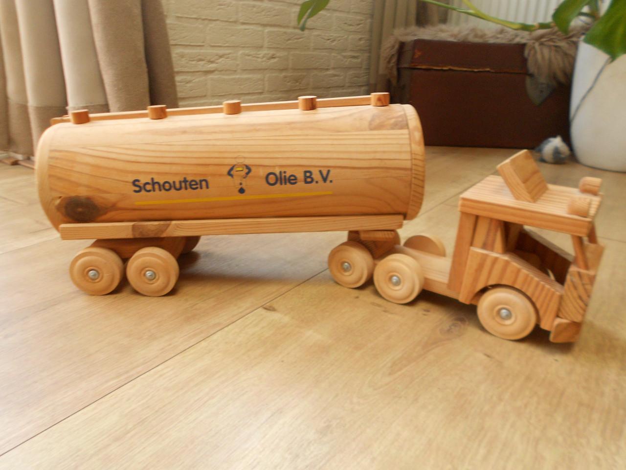 Houten Schouten olie bv vrachtwagen.