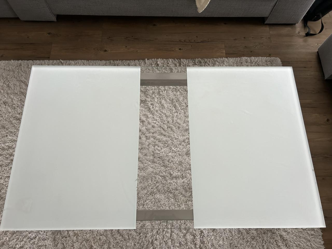 Eettafel evt. met stoelen en/of bijpassende salontafel