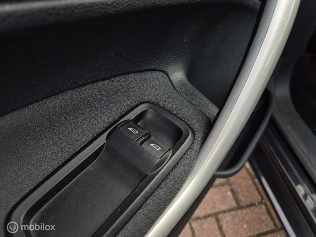 Ford Fiesta 1.25 titanium / dealeronderhouden / voorruitverwarming / stoelv