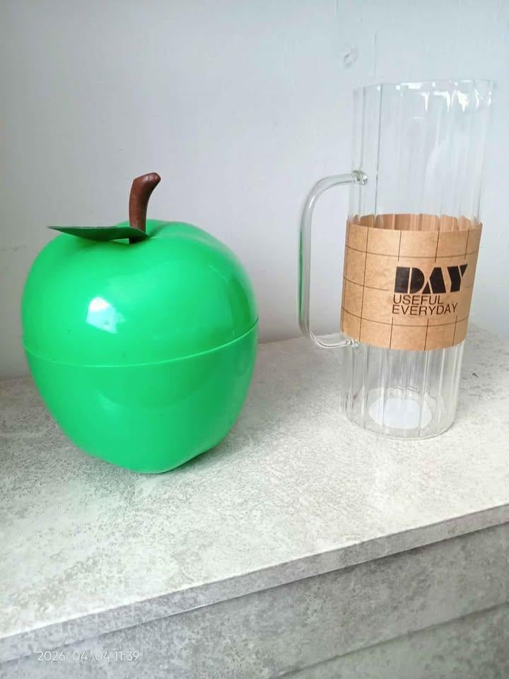 Glazen kan en ijsblokjes houder in vorm van appel