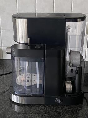 Koffiezetapparaat met melkopschuimer