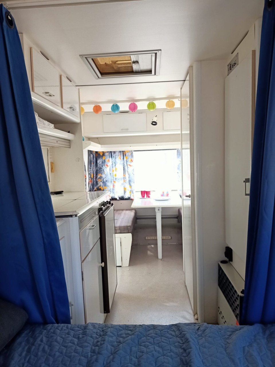 Gezinscaravan Kip 48T van 1990 met zonnepaneel