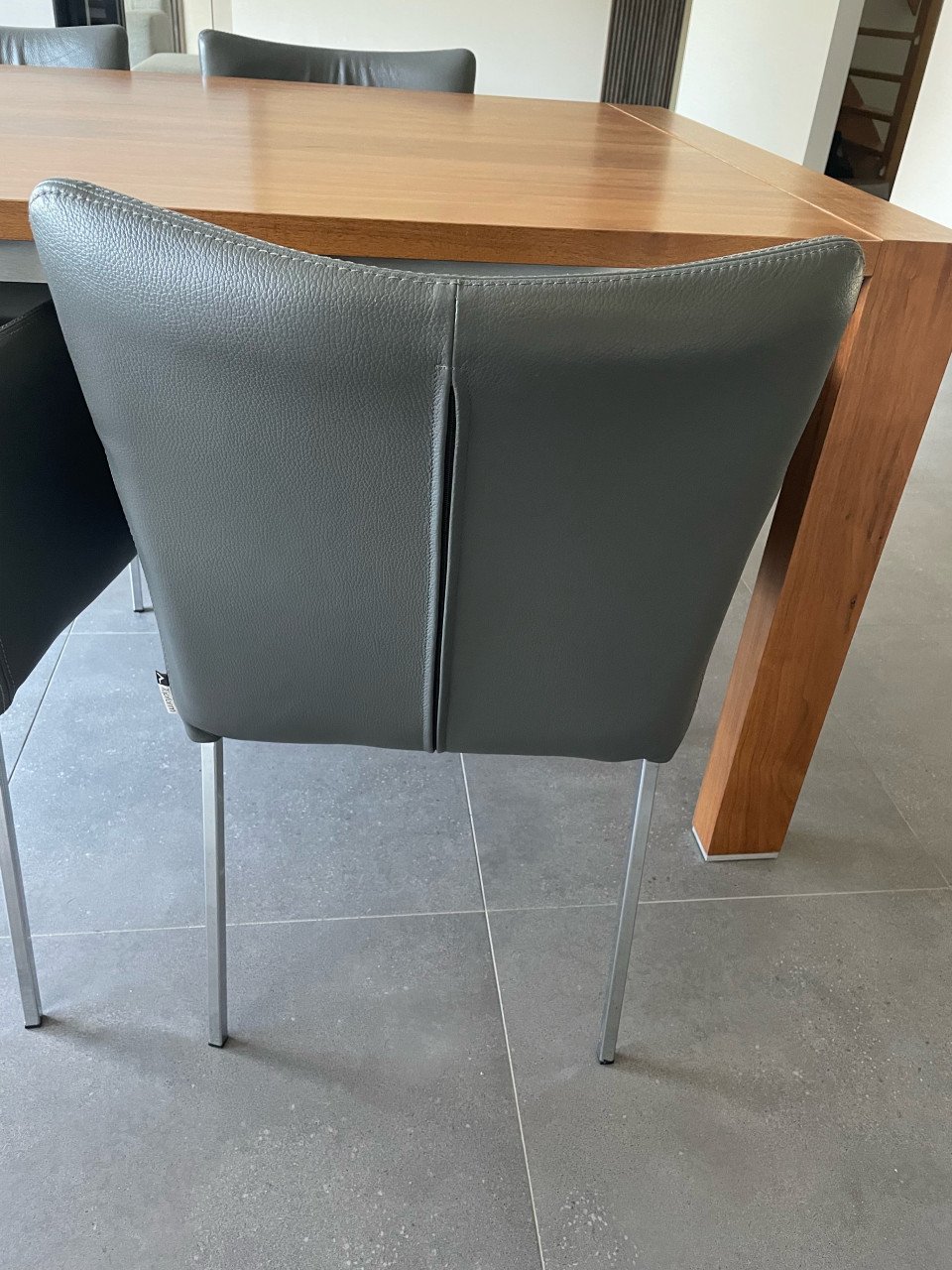Eetkamertafel Oasis notenlak met 6 leren stoelen Topform