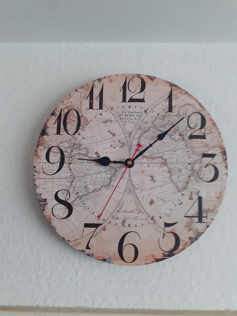 Grote Hangklok met zware koperen gewichten. & Diverse klokken