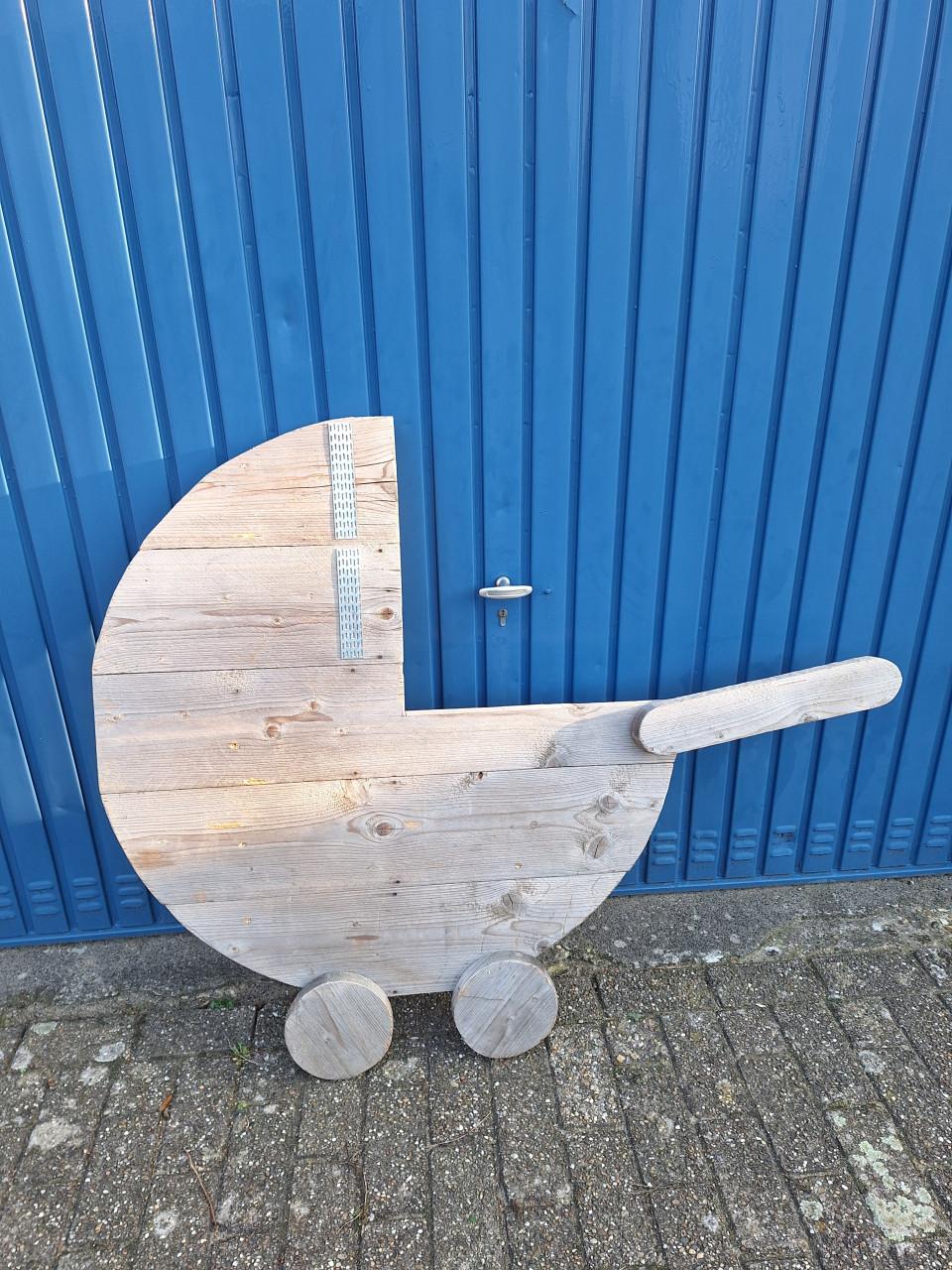Leuke steigerhouten kinderwagen voor in tuin
