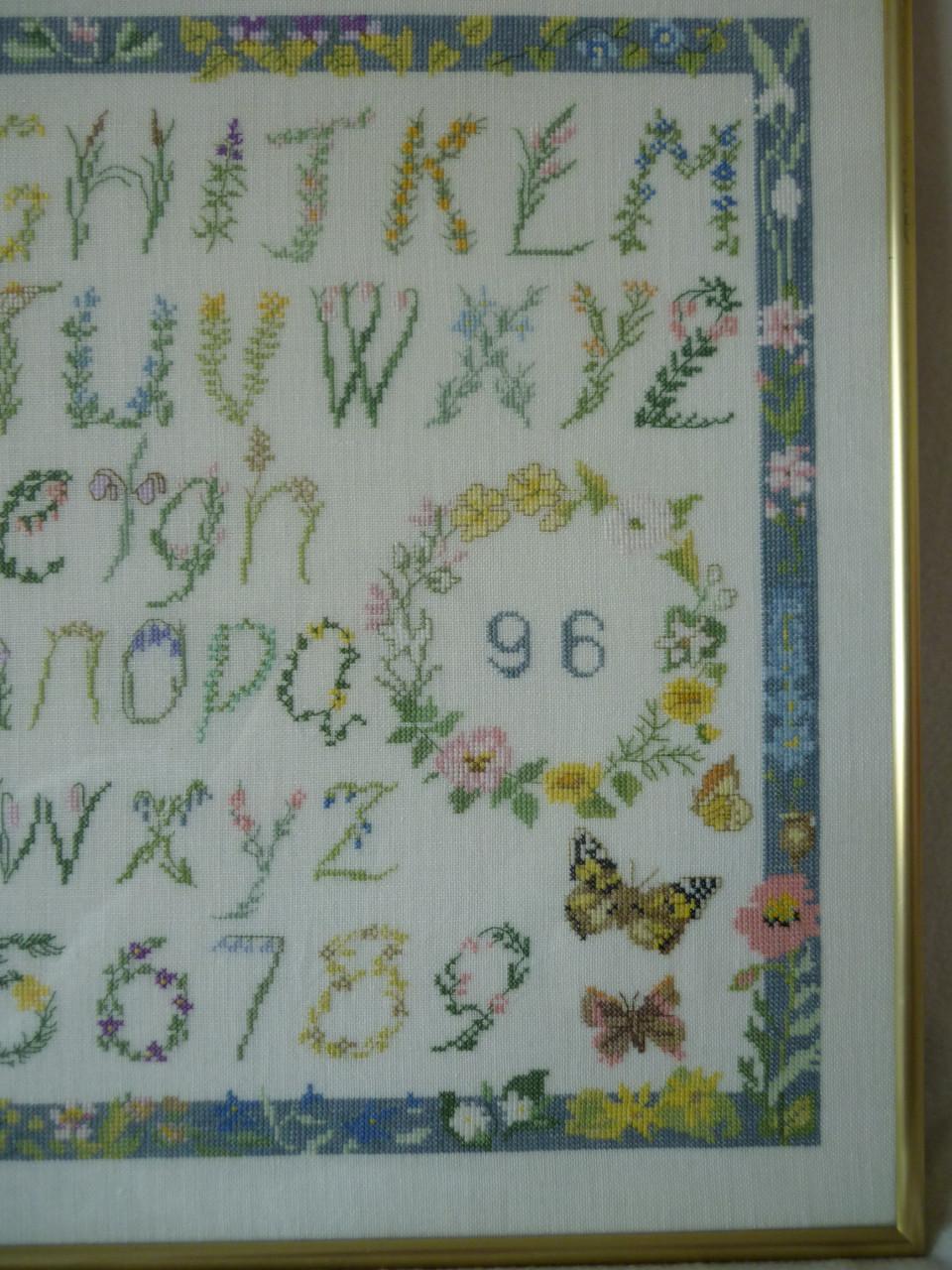 Voltooide kruissteek – Merklap alfabet in lijst 58x41 cm