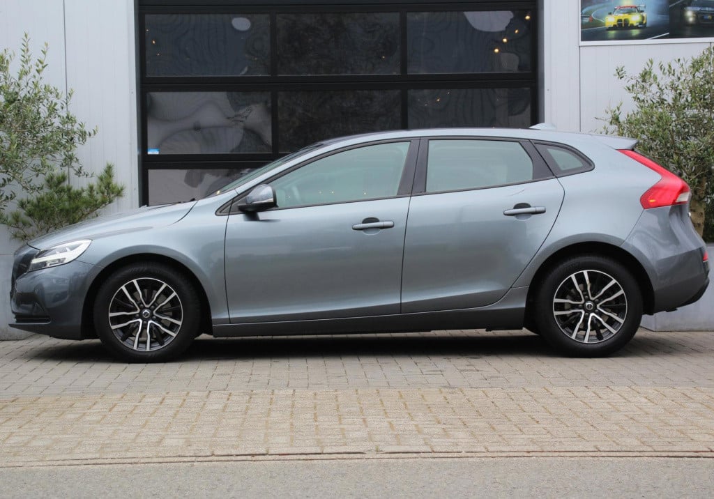 Volvo V40 2.0 t2 momentum polar+ navi - led - half leder - 1e eigenaar - lm