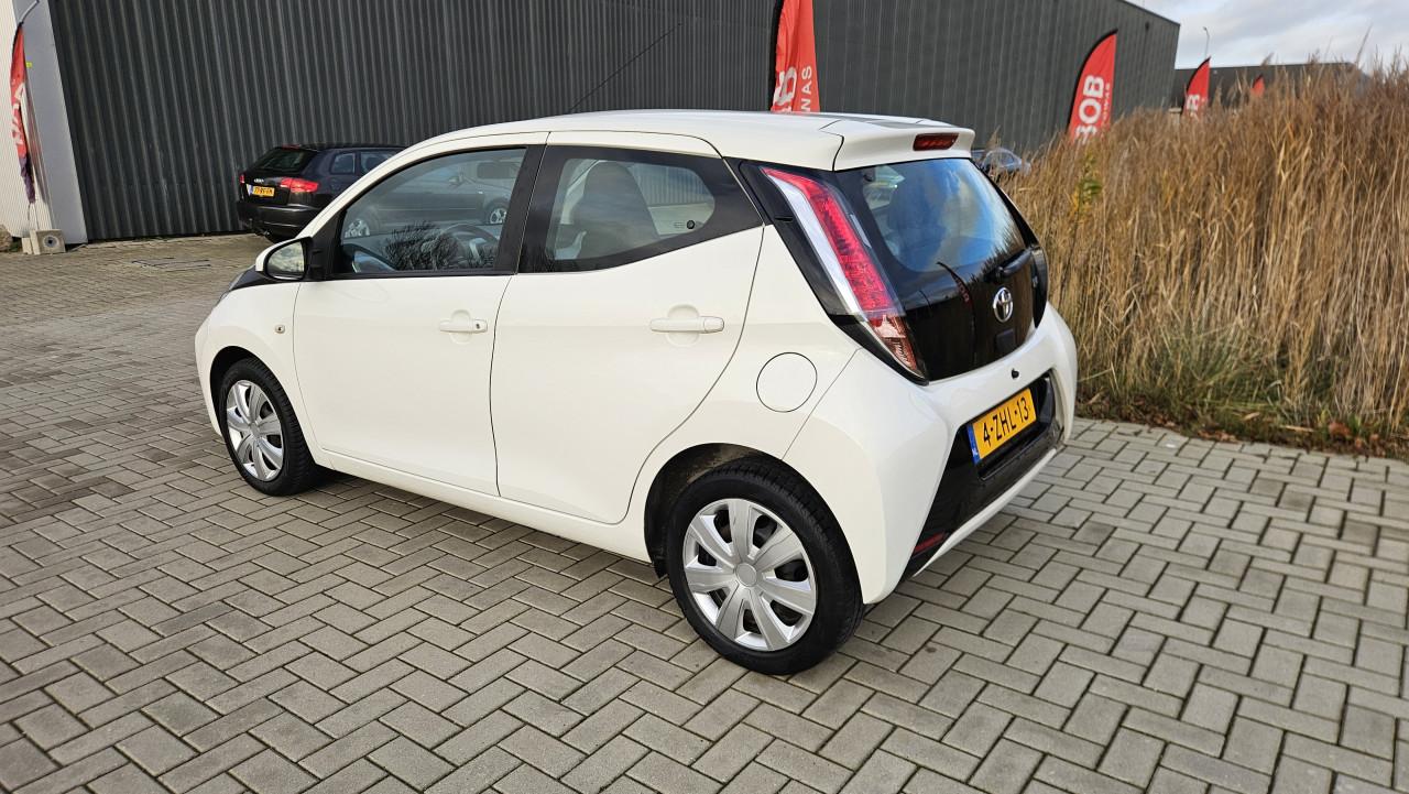 Zuinige TOYOTA AYGO 1.0 VVTi X-PLAY 5drs NL-AUTO / NAP / NW MODEL