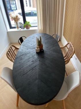 Nieuwe ovale mango houten tafel met stalen zwarte poot.