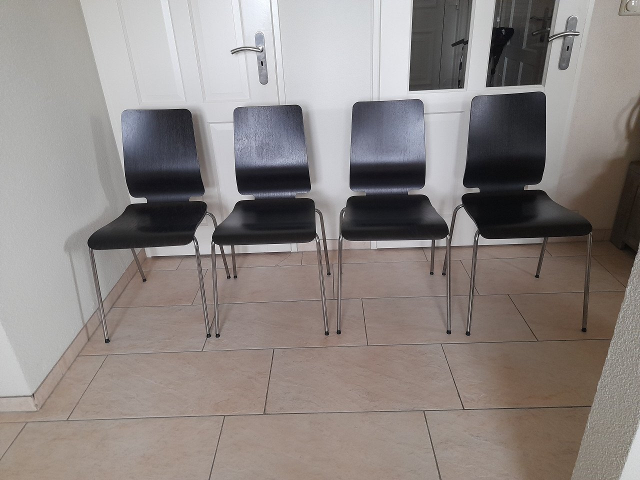 4 stoelen (stapelbaar) in goede staat !