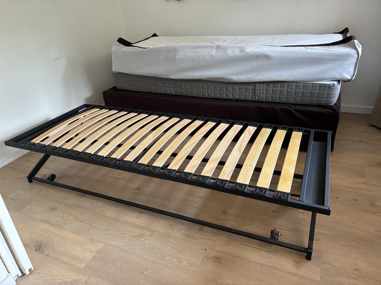Onderschuifbed, 80 x 200 . 2 bedden in een! Lattenbodems. (Ook als bank!)