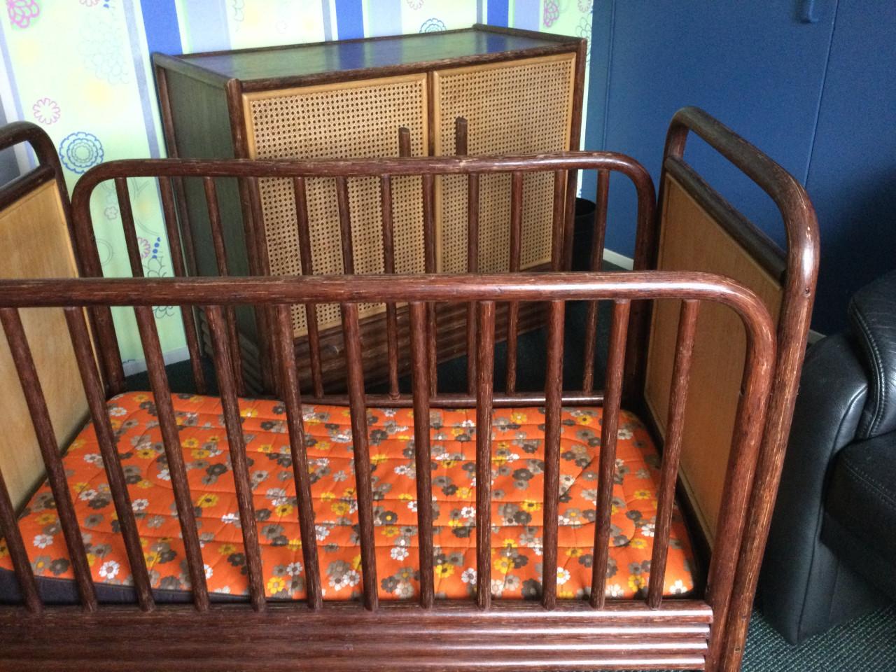 Kinderbedje en commode