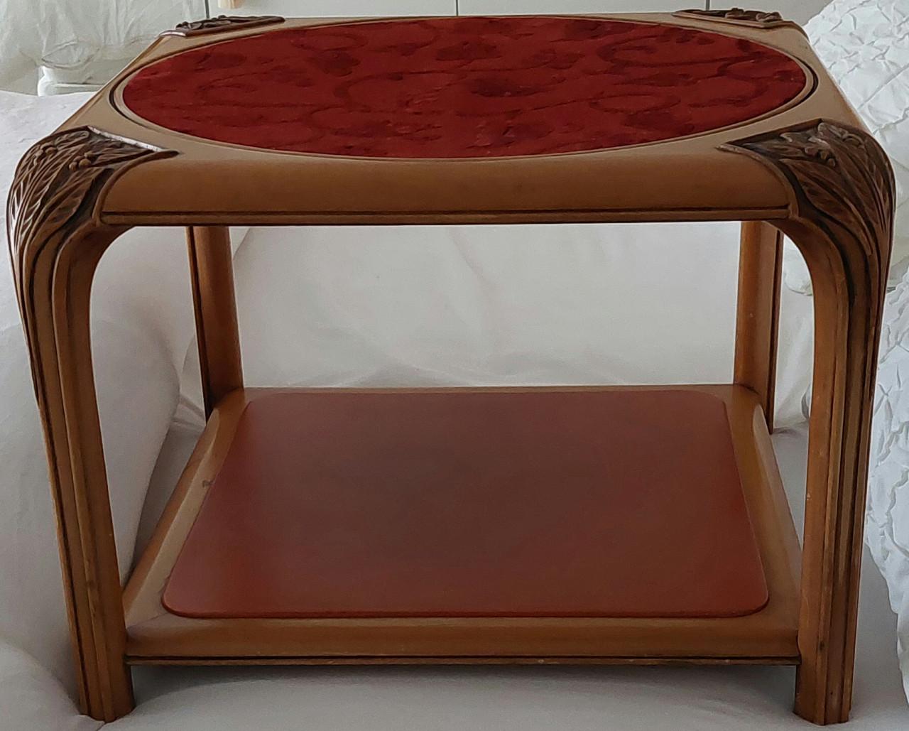 Antieke salon- of bijzettafel nieuw bekleed en met glasplaat