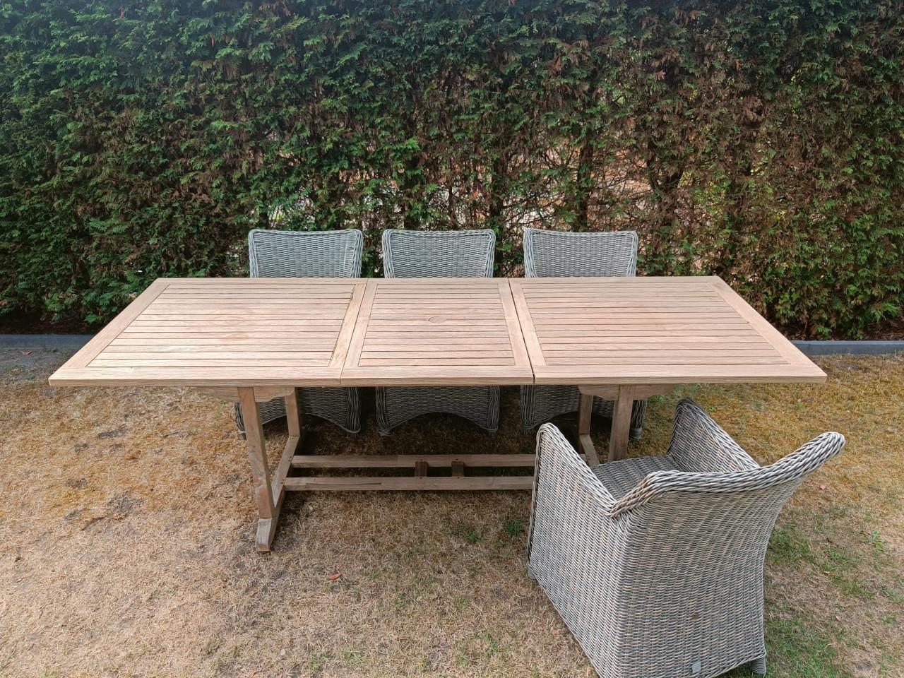 Teakhouten tuintafel met 4 wickerstoelen