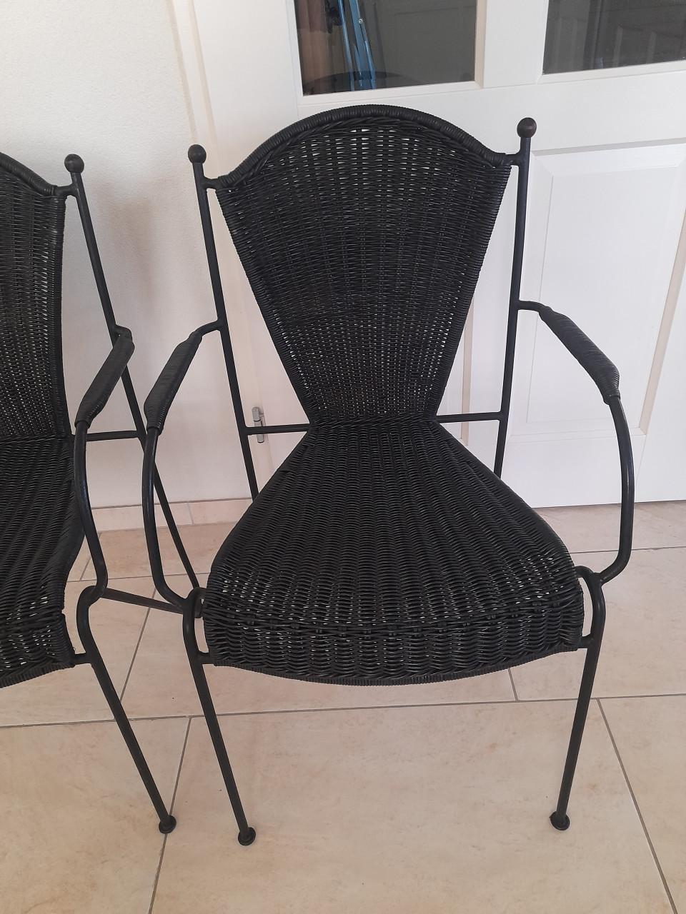 3 Smeedijzeren stoeltjes (in goede nette staat )  €20 per stuk  Stapelbaar!