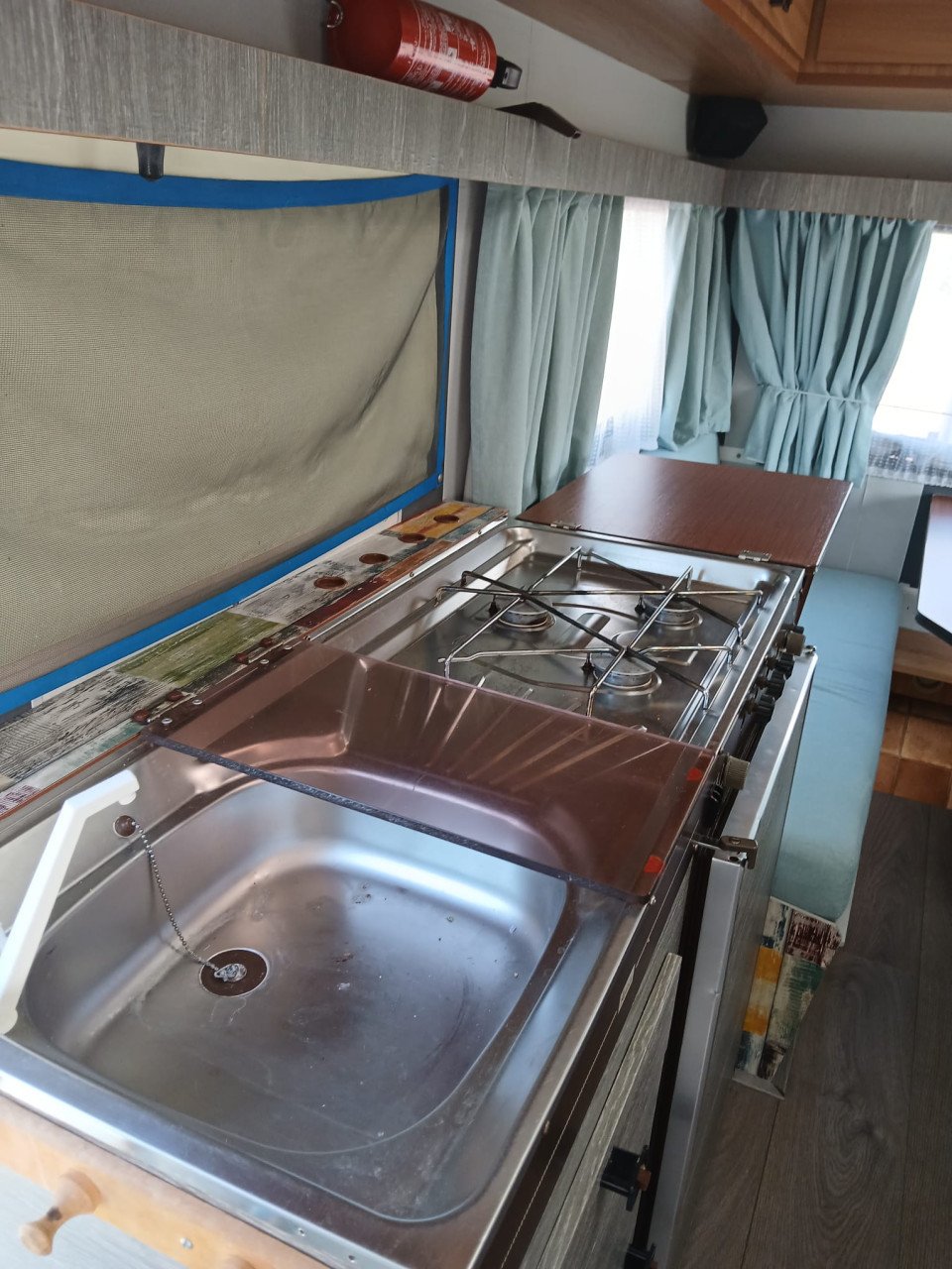 Caravan Avento retro met stapelbed + vernieuwd interieur