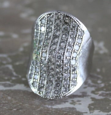 Zilver kleurige ring met steentjes