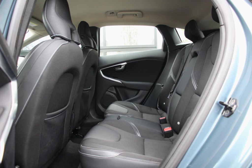 Volvo V40 1.6 t3 momentum -xenon - trekhaak - navi - achteruitrij camera - 