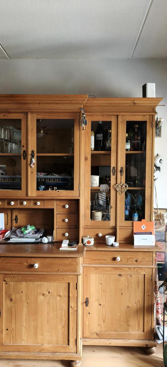 Oud grenen, grote kast