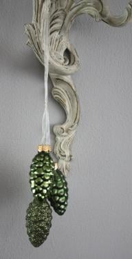 Set van 2 groenen dennenapel hangers