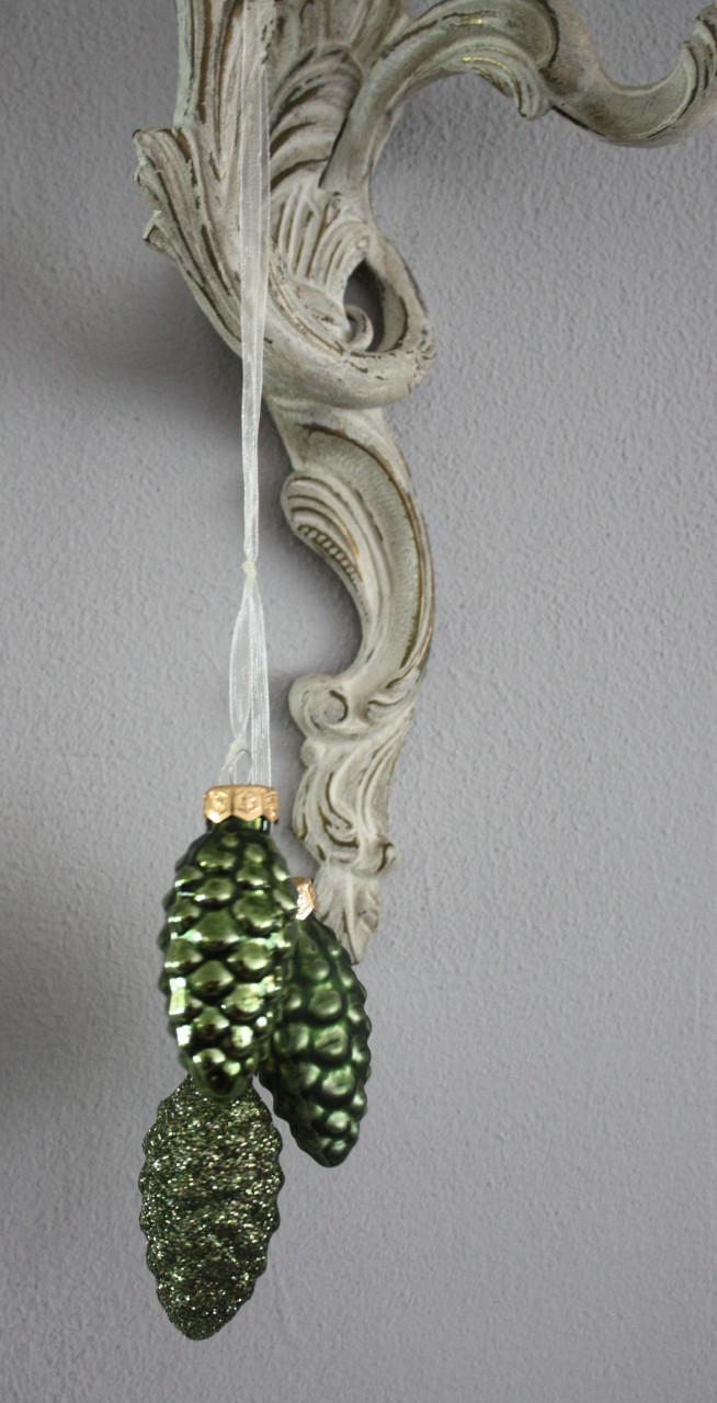 Set van 2 groenen dennenapel hangers