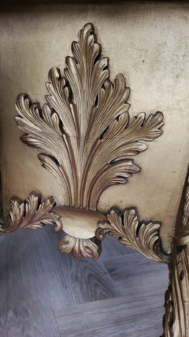 Goudkleurige barokstijl meubelstuk Louis XV-stijl