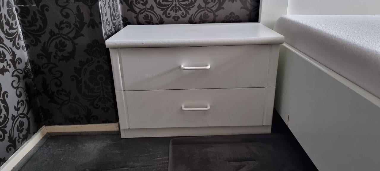 Bed te koop met nachtkastjes en matras