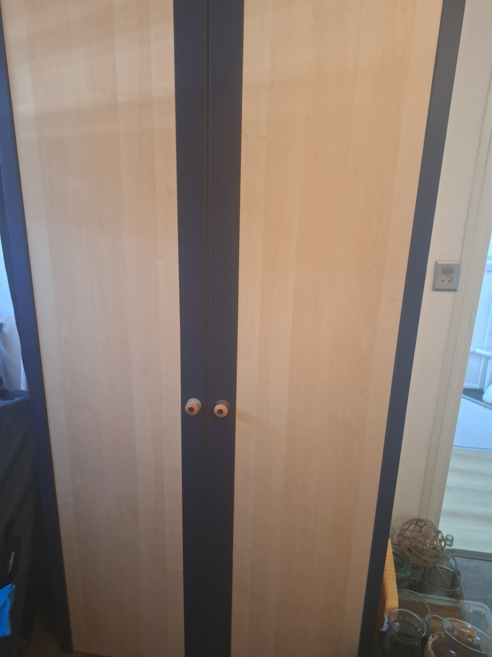 Kledingkast licht hout met blauwe details, met bijpassende boekenplank