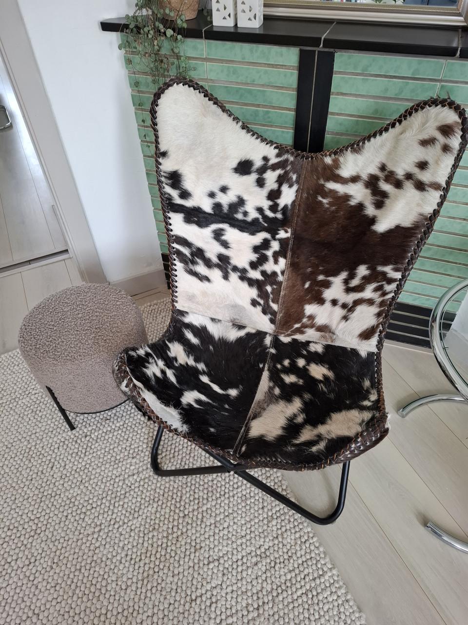 Vlinderstoel met koeienhuid