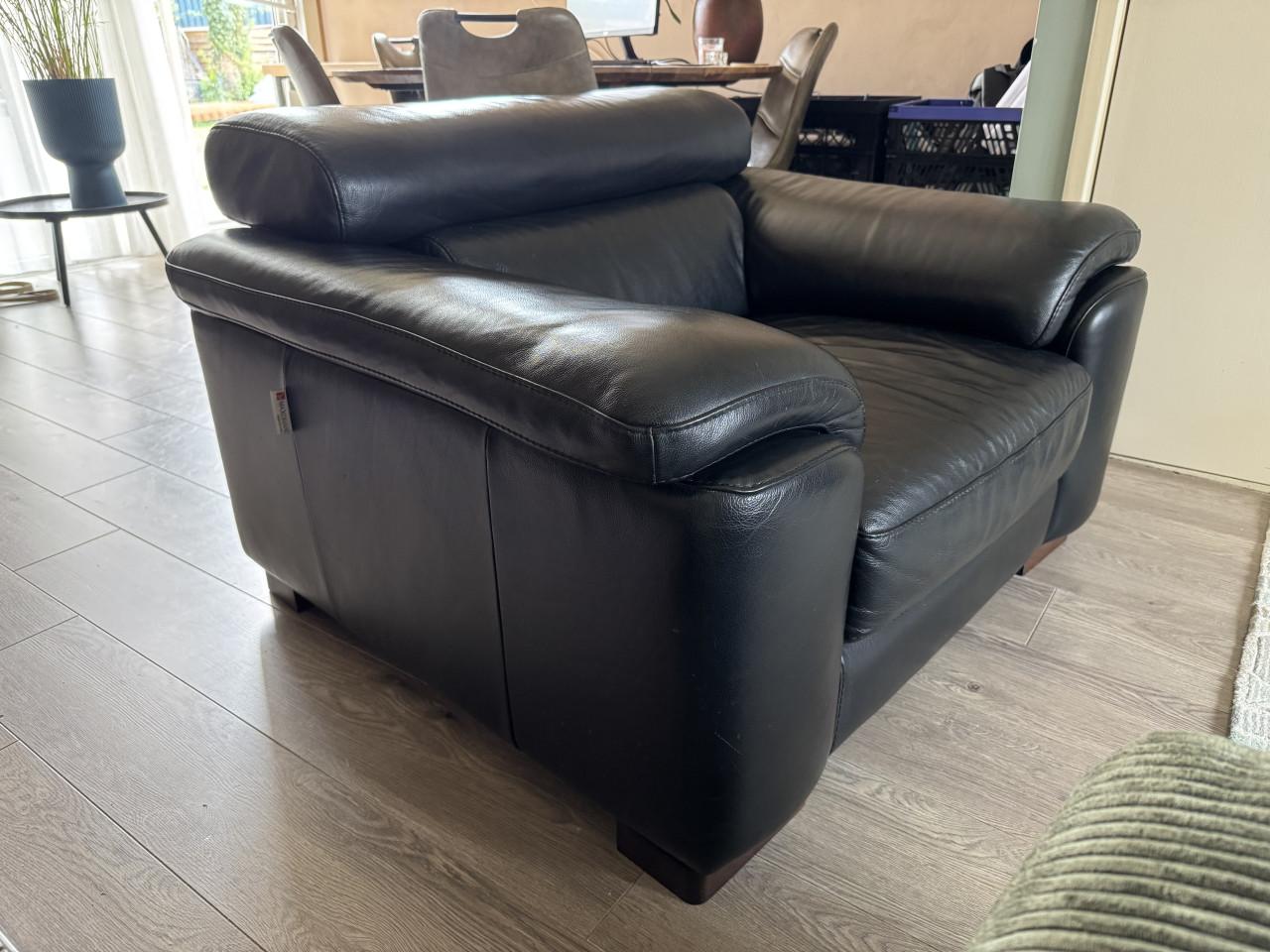 Zwarte lederen Max Divani zetel