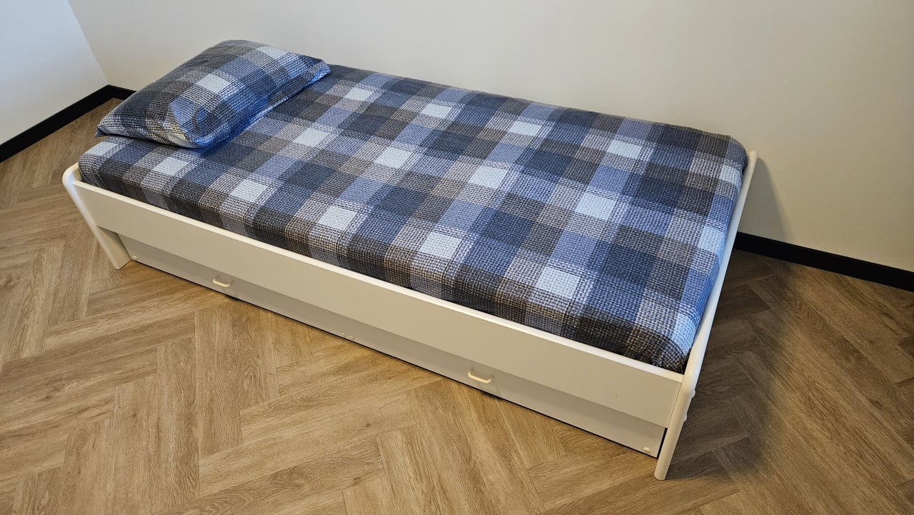 Onderschuif bed ( lade op wielen ) inclusief matrassen