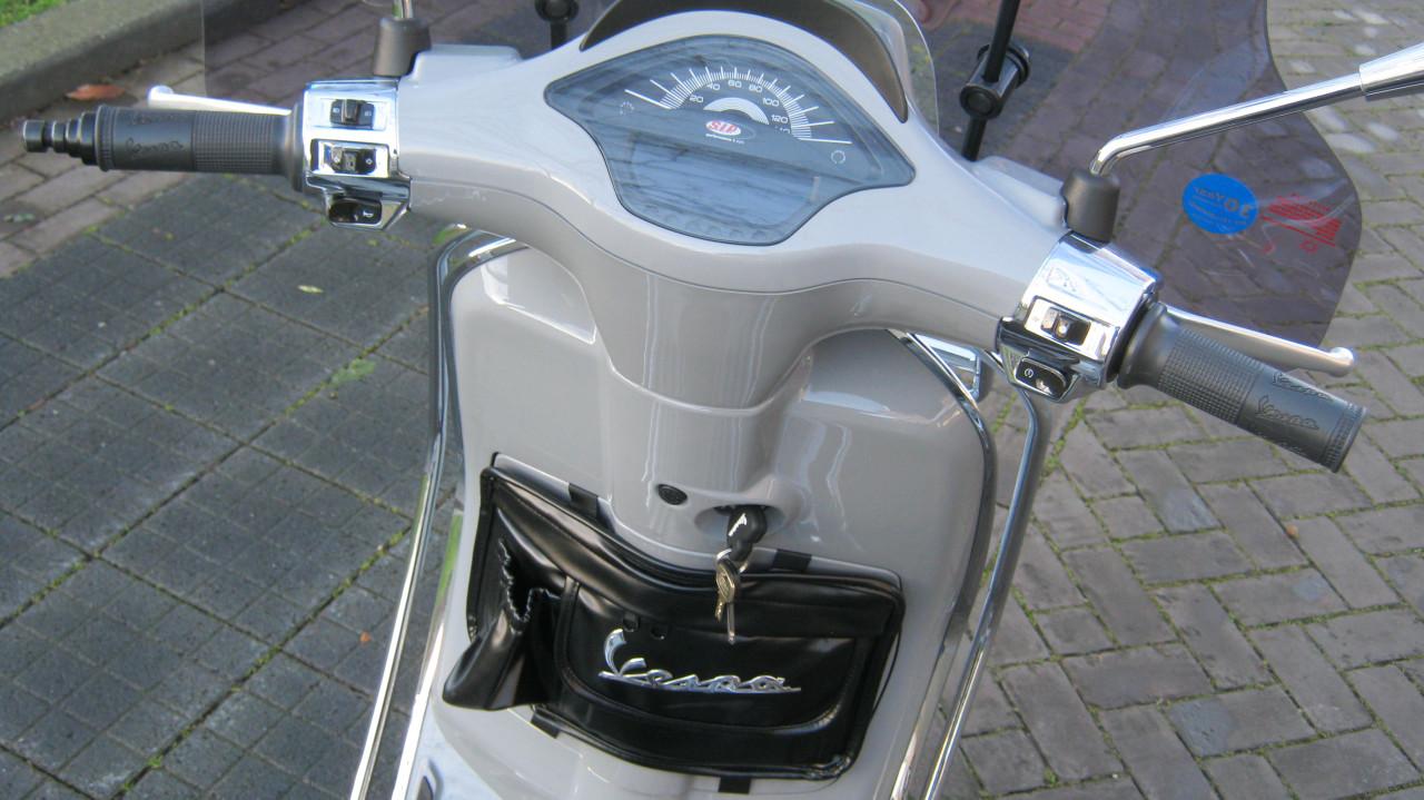 TE KOOP VESPA SPRINT COSTUM MET 850 KM  3500 EURO