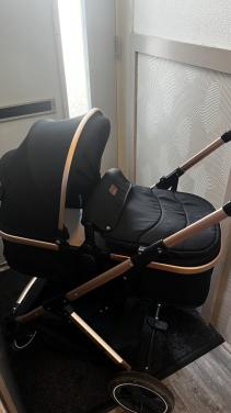 Mooie rosegoude kinderwagen