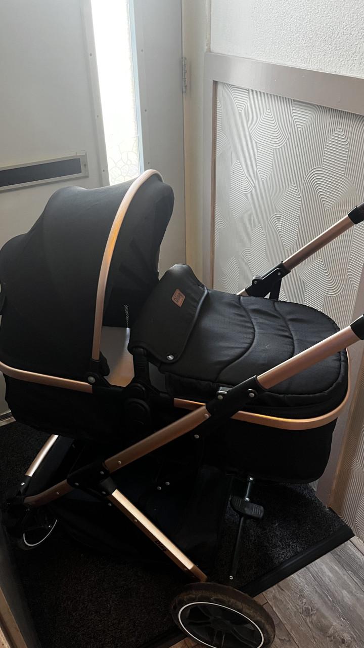 Mooie rosegoude kinderwagen