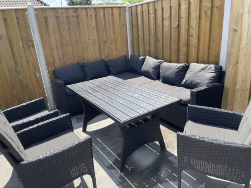 Loungeset met losse stoelen.