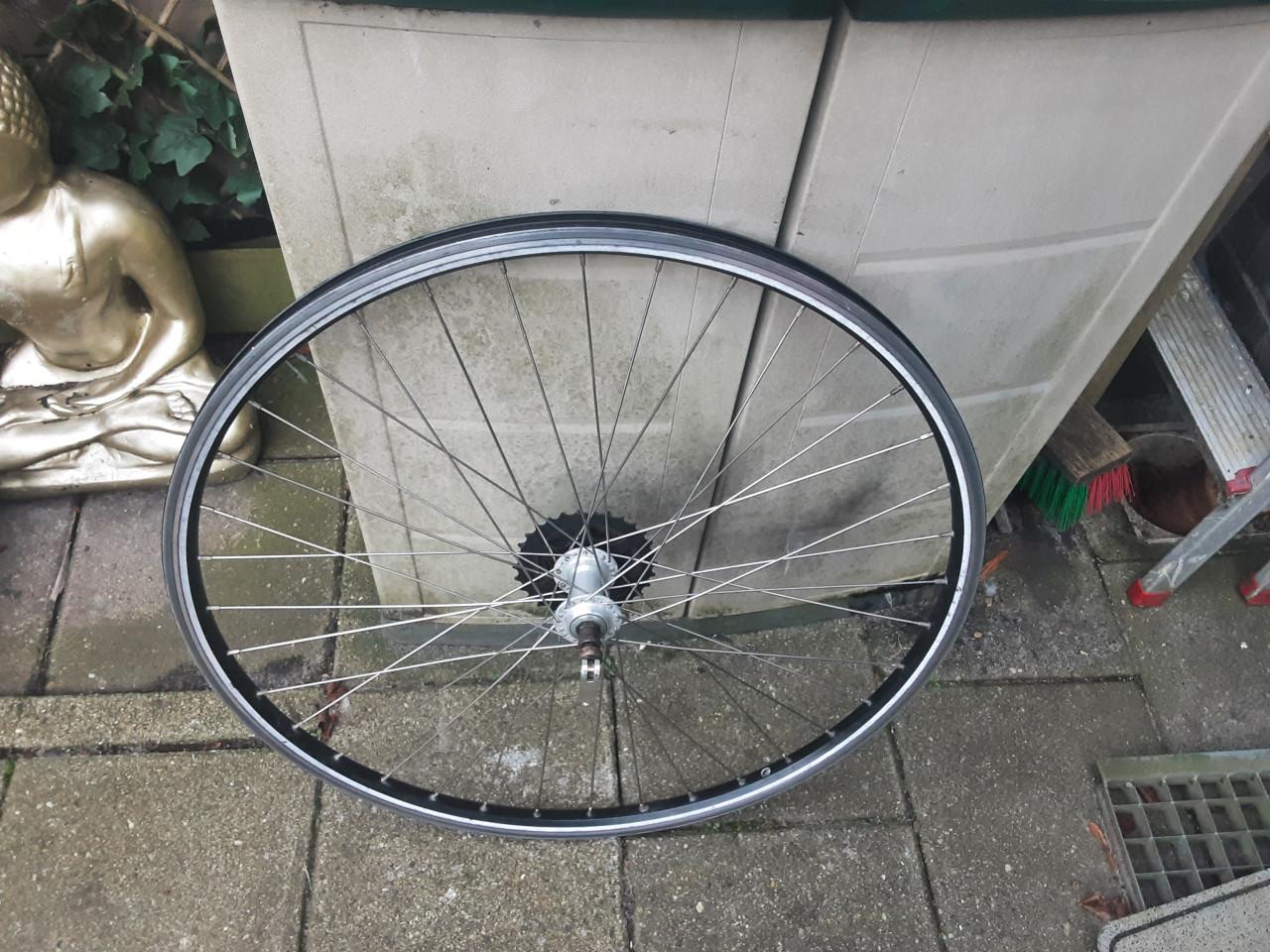 28 inch shimano achterwiel, 8 speed cassette, uitvalnaaf