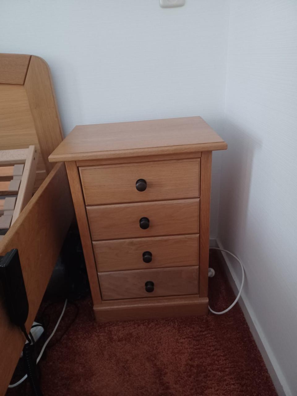 Senioren bed met electrische lattenbodem en nachtkastje