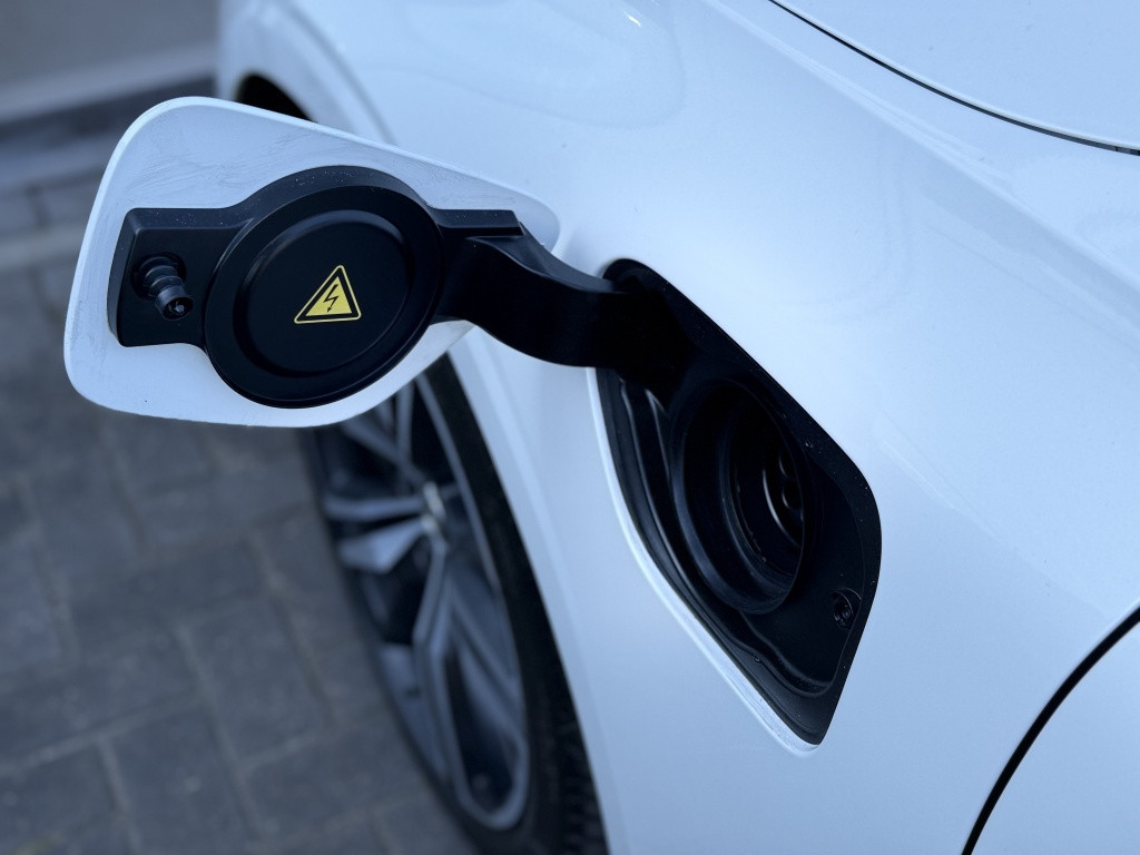 Volvo V60 t6 340pk recharge r-design| panodak| adap.cruise| h&ksound| came