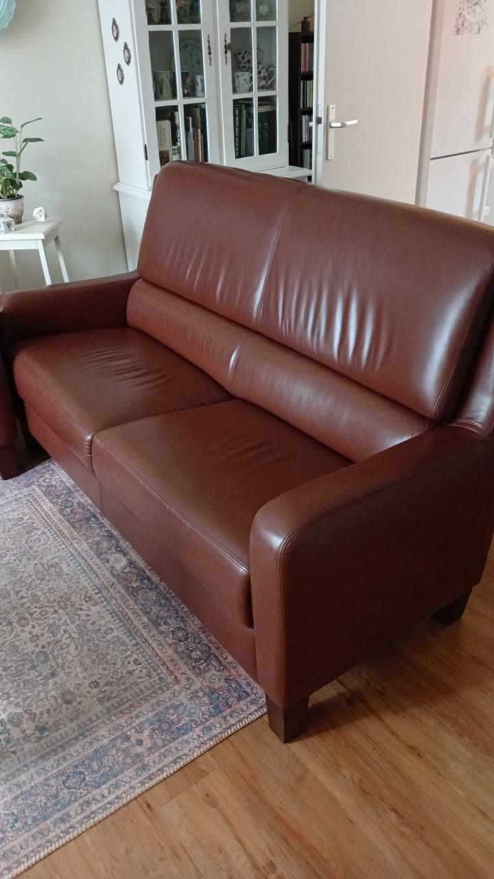 Volledig Leren twee en half zitsbank plus 2 fauteuils kastanjebruin