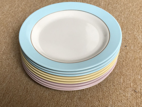 Pastelkleurige vintage borden 9 stuks (roze, geel en blauw)